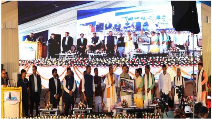 बड़कोट-सिल्कयारा बेंड टनल परियोजना की सफलता: उत्तराखंड के लिए ऐतिहासिक क्षण देहरादून: एक ऐतिहासिक उपलब्धि के रूप में, एनएच-134 पर एक प्रमुख बुनियादी ढांचे की उपलब्धि, बड़कोट -सिलक्यारा बेंड टनल परियोजना की सफलता की आधिकारिक तौर पर घोषणा की गई। इस अवसर पर उत्तराखंड के माननीय मुख्यमंत्री श्री पुष्कर सिंह धामी और सड़क परिवहन एवं राजमार्ग मंत्रालय के माननीय राज्य मंत्री श्री अजय टम्टा, टनल निर्माण कार्य के सफल समापन को देखने के लिए उपस्थित थे। प्रमुख इंजीनियरिंग और डिजिटल इंफ्रास्ट्रक्चर कंसल्टिंग कंपनी रोडिक कंसल्टेंट्स ने इस परियोजना में निर्माण पर्यवेक्षण सलाहकार (Construction Supervision Consultant) की भूमिका निभाई। कंपनी ने टनल निर्माण के सभी चरणों को समय पर और उच्च गुणवत्ता के साथ पूरा कराने में अहम योगदान दिया। अपनी जिम्मेदारियों के तहत, रोडिक ने निर्माण कार्यों की निगरानी की और डिजाइन फाइनल करने, सुरक्षा उपायों और इंजीनियरिंग मानकों जैसे महत्वपूर्ण पहलुओं पर एनएचआईडीसीएल और ठेकेदार को सलाह दी। रोडिक कंसल्टेंट्स ने सीमेंट, कंक्रीट और एग्रीगेट्स के लिए ऑन-साइट परीक्षणों की देखरेख की और स्प्रेड कंक्रीट और रॉक बोल्ट्स के फील्ड टेस्ट किए, जिससे सख्त गुणवत्ता नियंत्रण सुनिश्चित किया गया। संगठन ने जनशक्ति और मशीनरी के उपयोग को बेहतर बनाने में भी अहम भूमिका निभाई, ताकि कार्यस्थल पर सुरक्षा और दक्षता बनी रहे। डिजिटल नवाचार को अपनाते हुए, रोडिक ने एक डिजिटल रिक्वेस्ट फॉर इंस्पेक्शन (RFI) सिस्टम और प्रोजेक्ट डेटा प्रबंधन का डिजिटलीकरण किया, जिससे साइट पर पारदर्शिता, दक्षता और गुणवत्ता में उल्लेखनीय सुधार हुआ। नई उपलब्धि पर बोलते हुए रोडिक कंसल्टेंट्स के चेयरमैन और मैनेजिंग डायरेक्टर श्री राज कुमार ने कहा, “हमें बड़कोट -सिल्कयारा बेंड टनल परियोजना की सफलता में अपनी अहम भूमिका पर गर्व है। निर्माण पर्यवेक्षण सलाहकार के रूप में, रोडिक ने पूरे निर्माण कार्य में इंजीनियरिंग गुणवत्ता, सुरक्षा और उत्कृष्टता के सर्वोच्च मानकों को सुनिश्चित किया। हमारी टीम ने परियोजना डेटा के डिजिटलीकरण और डिजिटल आरएफआई सिस्टम जैसे नवाचारों के ज़रिए काम की पारदर्शिता और कार्यक्षमता को बेहतर बनाया। हम मानते हैं कि यह केवल एक निर्माण उपलब्धि नहीं, बल्कि हर मौसम में बेहतर कनेक्टिविटी, क्षेत्रीय विकास और स्थानीय समुदायों के लिए एक मजबूत भविष्य की दिशा में एक बड़ा कदम है। हम भारत सरकार, एनएचआईडीसीएल और अपने सभी प्रोजेक्ट सहयोगियों का उनके निरंतर सहयोग और विश्वास के लिए आभार व्यक्त करते हैं।” इस दिन नवनिर्मित बाबा बौखनाग मंदिर की प्राण-प्रतिष्ठा भी की गई। 4.531 किलोमीटर लंबी यह दो लेन की एकतरफा टनल एनएच-134 (पुराना एनएच-94) पर धरासू और यमुनोत्री के बीच हर मौसम में कनेक्टिविटी देने के लिए बनाई गई है। यह टनल यात्रा का समय एक घंटे से घटाकर सिर्फ़ पाँच मिनट कर देती है, जिससे इस क्षेत्र में व्यापार, पर्यटन और सामाजिक-आर्थिक विकास को बढ़ावा मिलेगा और साथ ही पर्यावरण के लिहाज से संवेदनशील जंगलों की भी सुरक्षा होगी। इस अवसर पर बोलते हुए, श्री पुष्कर सिंह धामी ने कहा कि बड़कोट-सिल्कयारा बेंड टनल की सफलता उत्तराखंड के लिए एक ऐतिहासिक क्षण है। उन्होंने यह भी बताया कि पिछले दस वर्षों में पूरे देश में निरंतर विकास हुआ है और उत्तराखंड उस यात्रा में गर्व से योगदान दे रहा है। माननीय मुख्यमंत्री ने विकास और समृद्धि के नए आयाम स्थापित करने के लिए प्रधानमंत्री नरेन्द्र मोदी के दूरदर्शी नेतृत्व, मार्गदर्शन और सहयोग के लिए उनका आभार भी व्यक्त किया। सभा को संबोधित करते हुए, श्री अजय टम्टा ने टनल के निर्माण की सफलता के लिए सभी को बधाई दी। उन्होंने इस बात पर प्रकाश डाला कि माननीय प्रधानमंत्री और माननीय मुख्यमंत्री के कुशल नेतृत्व में, इस परियोजना ने बहुत तेज़ी से प्रगति की है और उत्तराखंड के विकास की गति को पहले से कहीं ज़्यादा तेज़ कर दिया है। उन्होंने कहा कि उत्तराखंड उल्लेखनीय प्रगति देख रहा है, और चार धाम मार्ग पर सिंगल-लेन सड़कों का दो-लेन राजमार्गों में रूपांतरण एक महत्वपूर्ण मील का पत्थर है। टनल के निर्माण के बाद, परियोजना अब अंतिम चरण में प्रवेश कर रही है, जिसमें सड़क निर्माण और विद्युत तथा यांत्रिक प्रणालियों की स्थापना शामिल है। बड़कोट-सिल्कयारा बेंड टनल आधुनिक इंजीनियरिंग उत्कृष्टता और विभिन्न एजेंसियों के सहयोग का उदाहरण है।