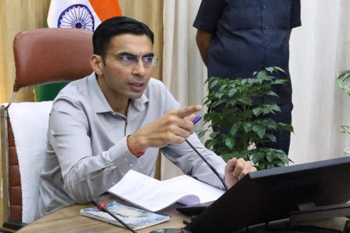 बड़ी खबर :शराब माफियाओं व उनके आकाओं की डीएम ने एक नही तो दूसरे तरीके से निकाली ही दी हेकड़ी