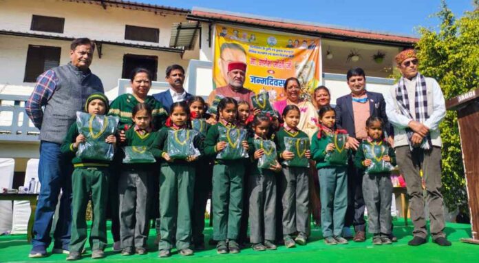 कैबिनेट मंत्री गणेश जोशी के जन्मदिवस के उपलक्ष्य में ब्लूमिंग बर्ड के स्कूली छात्र – छात्राओं को गर्म स्वेटर किए गए वितरित