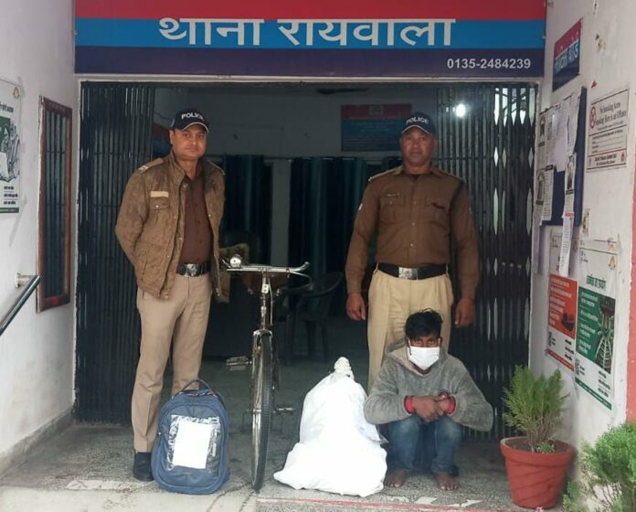 रायवाला क्षेत्र में मंदिर में हुई चोरी की घटना का दून पुलिस ने किया खुलासा।