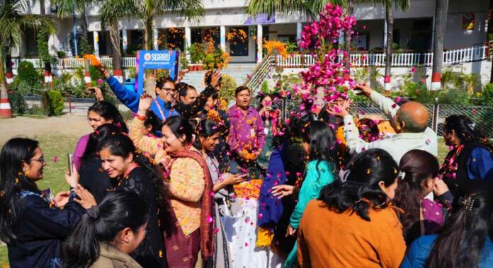 एसजीआरआरयू होली मिलन समारोह में उड़ा रंग गुलाल और जमकर हुई मस्ती