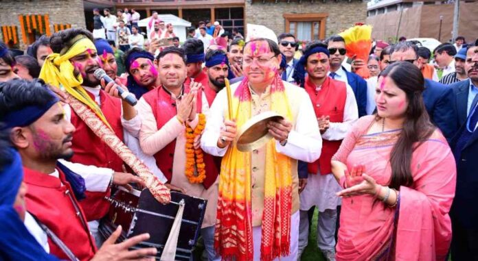 मुख्यमंत्री आवास में होली मिलन कार्यक्रम का भव्य आयोजन, सीएम आवास में दिखे उत्तराखंड की समृद्ध संस्कृति के विविध रंग