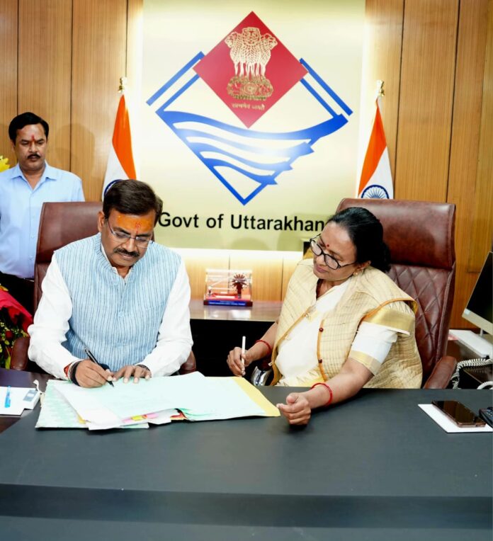 नवनियुक्त मुख्य सचिव आनन्द बर्द्धन ने पदभार ग्रहण किया