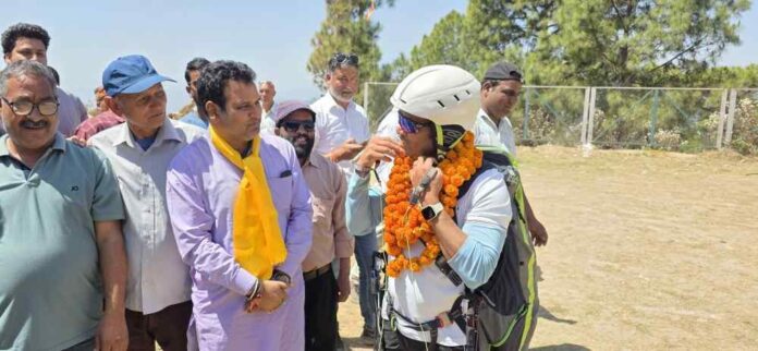 पैराग्लाइडिंग का रोमांच अब देवप्रयाग के पास भी, स्थानीय स्तर पर रोजगार के साथ साहसिक पर्यटन को लगेंगे पंख