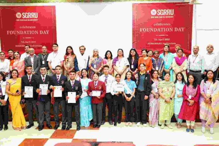 श्री गुरु राम राय विश्वविद्यालय में धूमधाम से मनाया गया नौवां स्थापना दिवस, पौधारोपण के द्वारा पर्यावरण बचाने का दिया सार्थक संदेश