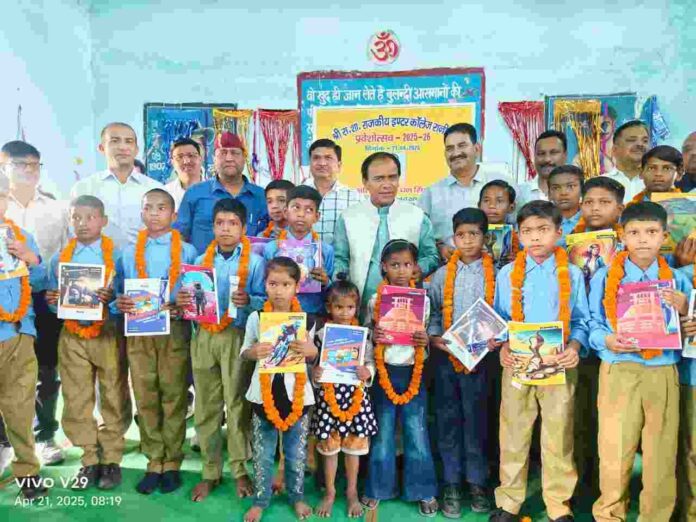 सरकारी स्कूलों में छात्र संख्या बढ़ाने के लिए शिक्षा मंत्री ने शुरू किया अभियान, विद्यालयों में नये विद्यार्थियों का हुआ स्वागत, बांटी गई नई पाठ्य पुस्तकें
