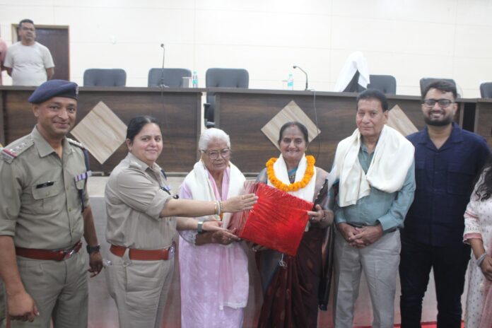 पुलिस कर्मियों की सेवानिवृति पर पुलिस लाइन देहरादून में किया गया विदाई समारोह का आयोजन।