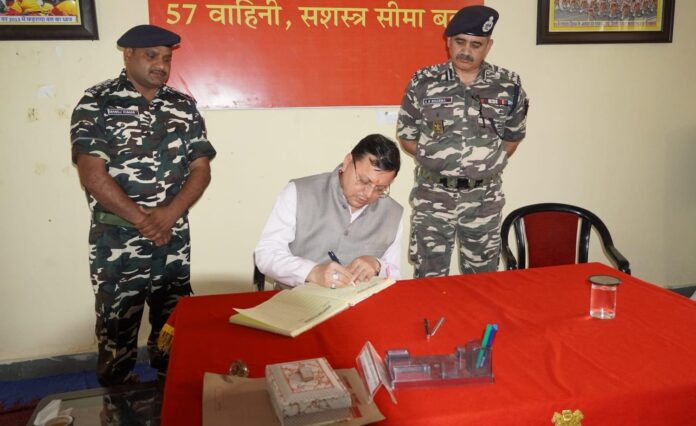 मुख्यमंत्री पुष्कर सिंह धामी ने बनबसा की सीमा चौकी पर एस.एस.बी. अधिकारियों व जवानों से की मुलाकात