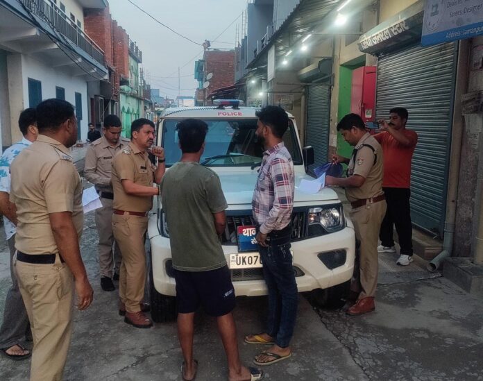 संदिग्धों की तलाश हेतु पुलिस ने चलाया सत्यापन अभियान