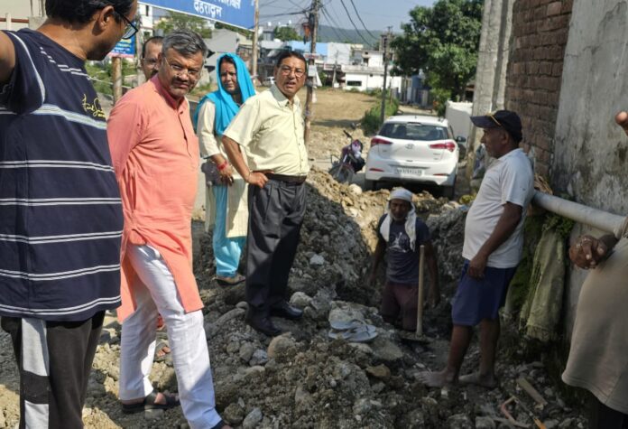 मेयर सौरभ थपलियाल ने किया बंजारावाला क्षेत्र का निरीक्षण , मौके पर अधिकारियों को तलब कर सुनिश्चित करवाई पेयजल आपूर्ति
