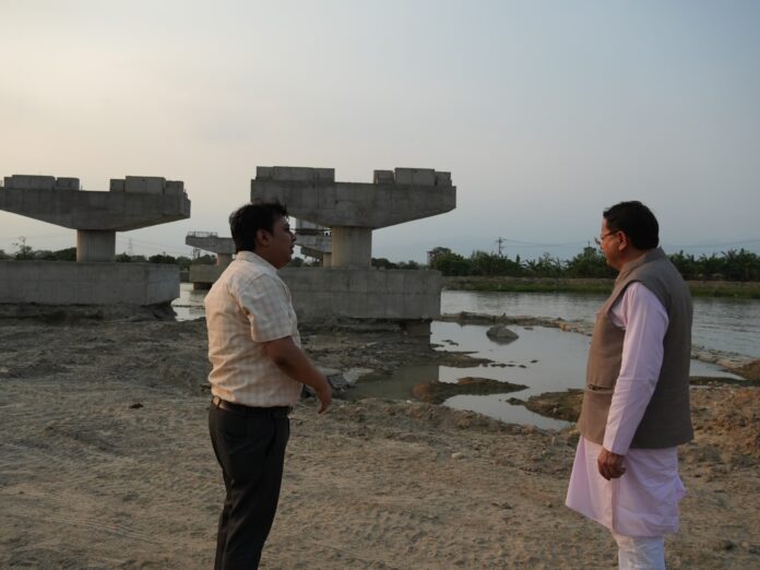 मुख्यमंत्री ने किया भारत-नेपाल सीमा पर निर्माणाधीन मार्ग का निरीक्षण