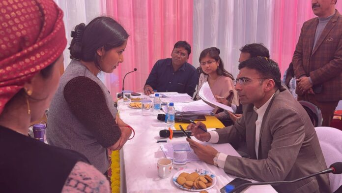 दूरदराज, सुदूरवर्ती क्षेत्र में निवास कर रहे जनमानस की समस्याओं का मौके पर निस्तारण तथा सरकार की योजनाओं का लाभ दिलाने डीएम कर रहें बहुउद्देशीय शिविर में प्रतिभाग