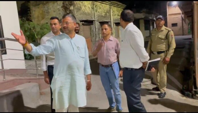 मेयर सौरभ थपलियाल देर रात औचक निरीक्षण करने नगर निगम पहुंचे