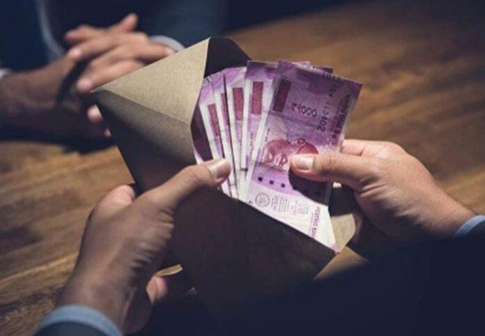 एक लाख की रिश्वत के साथ आईएसबीटी चौकी प्रभारी गिरफ्तार