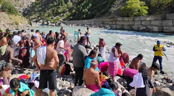 माणा गांव में शुरु हुआ पुष्कर कुंभ, दक्षिण भारत के श्रद्धालुओं ने लगाई आस्था की डुबकी