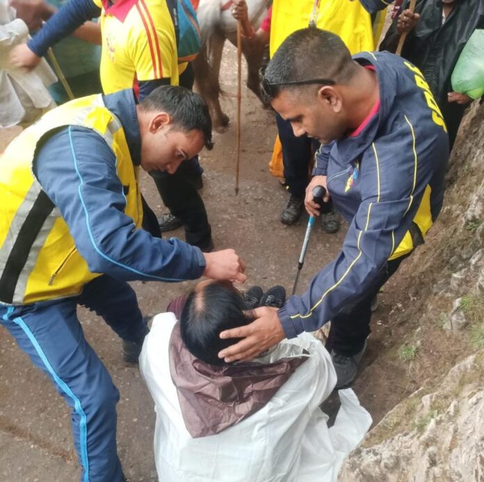 यमुनोत्री धाम यात्रा मार्ग पर संकट में फंसे श्रद्धालुओं को SDRF ने सुरक्षित पहुंचाया अस्पताल