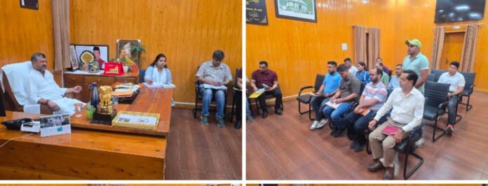 शहर की सफाई व्यवस्था को ठीक करने के सौरभ थपलियाल की अध्यक्षता और नगर आयुक्त नमामी बंसल की मौजूदगी में सभी सफाई निरीक्षकों की बैठक