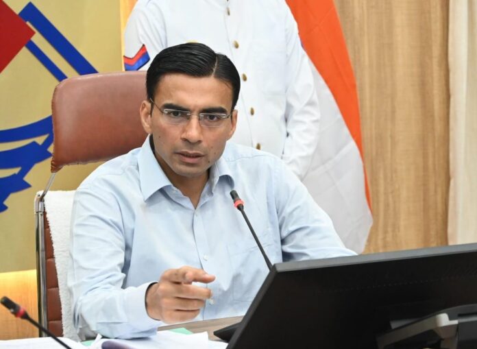 डीएम की दो टूकः युद्धस्तर करना ही है पेयजल समस्या का निस्तारण यह जान लें अधिकारीः