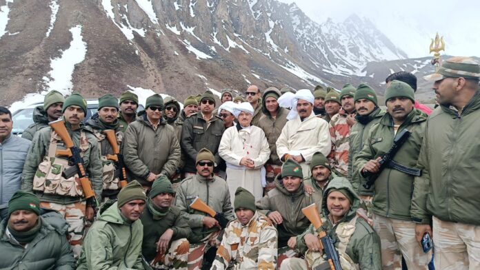 केंद्रीय स्वास्थ्य मंत्री जीपी नड्डा ने पिथौरागढ़ में ली वाइब्रेंट विलेज योजना के कार्यों की जानकारी, जवानों से की भेंट