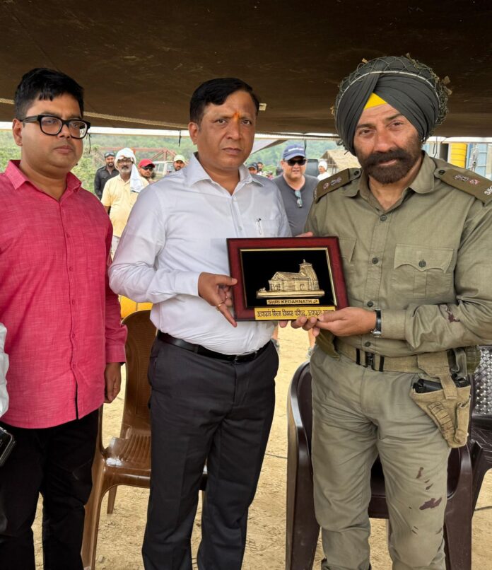 सनी देओल से मिले उत्तराखंड फिल्म विकास परिषद के सीईओ बंशीधर तिवारी, बॉर्डर 2 के सेट पर हुई सकारात्मक चर्चा