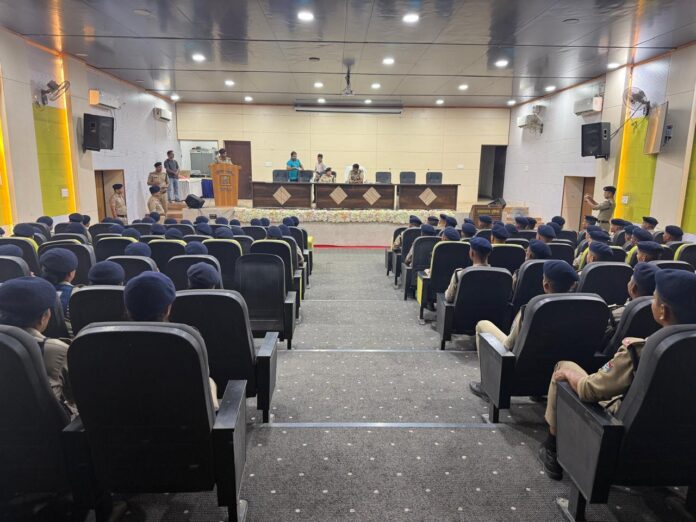 पुलिस लाइन में प्रशिक्षण प्राप्त कर रहे प्रशिक्षु आरक्षियों से एसएसपी देहरादून ने किया संवाद