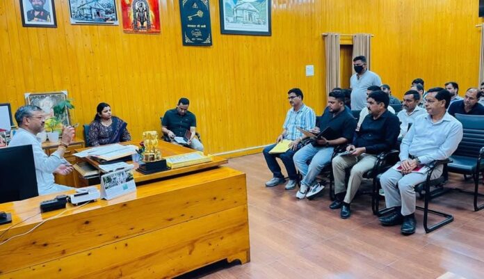 शहर की सफाई व्यवस्था को लेके सफ़ाई निरीक्षकों पर भड़के मेयर सौरभ थपलियाल कहा जल्द सफाई से करें शहर वासियों को संस्तुस्त अन्यथा होगी बड़ी कार्यवाई