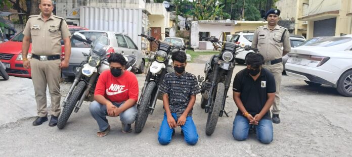 नियमो का उल्लंघन करने वालो पर चला दून पुलिस का डंडा।