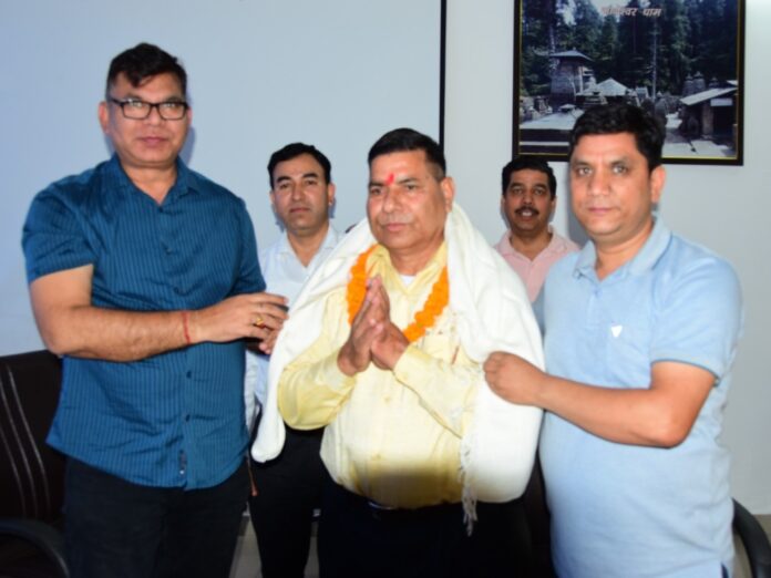 सूचना एवं लोक संपर्क विभाग, उत्तराखण्ड में कार्यरत गोवर्धन दास आज अपनी अधिवर्षिता आयु पूर्ण कर वाहन चालक के पद से सेवानिवृत्त हुए