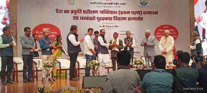 आयुष के फलक पर बिखरी उत्तराखंड की चमक, डाॅ मायाराम उनियाल को प्रतिष्ठित धनवंतरी पुरस्कार