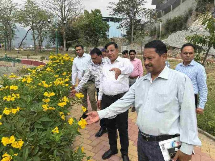 सिटी पार्क में साइकिल ट्रैक बनकर तैयार, एमडीडीए उपाध्यक्ष ने प्राधिकरण की विभिन्न योजनाओं की अद्यतन स्थिति का लिया जायजा