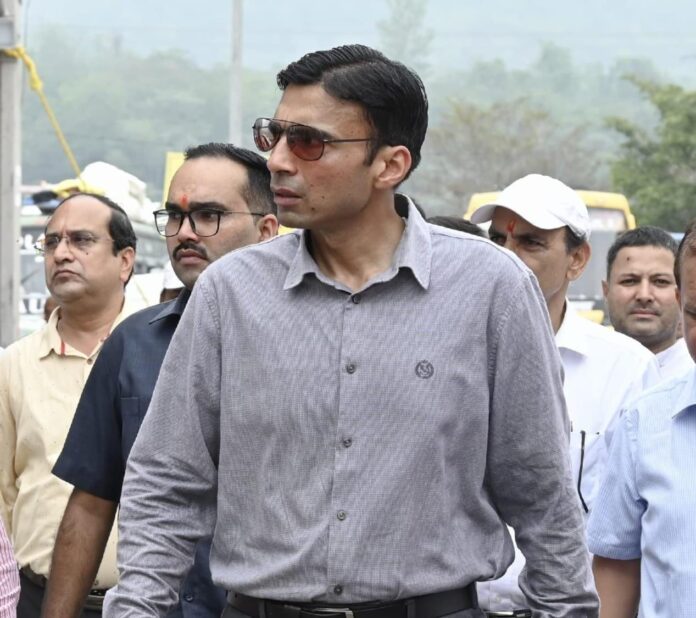 जनमानस, महिला, बुजुर्ग,बच्चों को नहीं रहने दे सकते जलमग्न;किसी भी हालत में ऋषिकेश शहर के जलभराव का करना ही है समाधानः डीएम