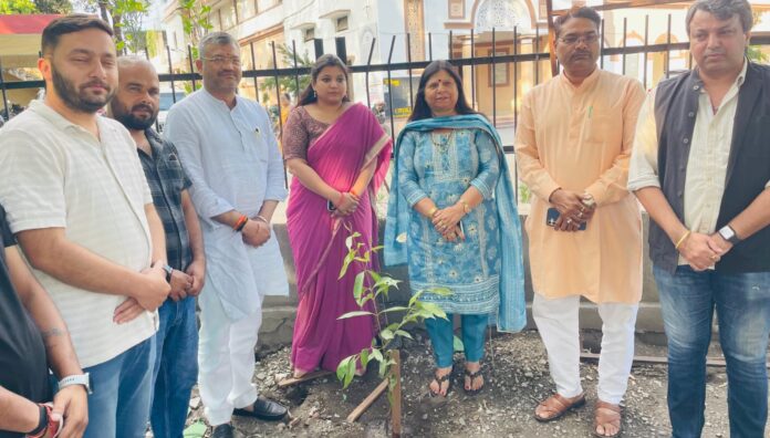 विश्व पर्यावरण दिवस पर मेयर सौरभ थपलियाल ने नगर निगम परिसर में लगाया एक पेड़ मां के नाम