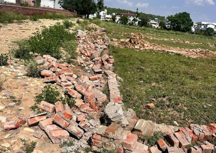 एमडीडीए एक्शन मोड पर 07 बीघा और20 बीघा में की जा रही अवैध प्लॉटिंग पर किया ध्वस्तीकरण चला एमडीडीए का बुलडोजर