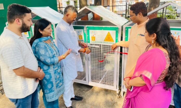 मेयर सौरभ थपलियाल द्वारा पार्षदगणों एवं नगर आयुक्त नमामी बंसल संग नगर निगम परिसर में प्लास्टिक बैंक के उद्घाटन किया