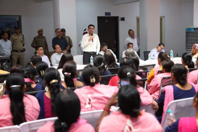 मुख्यमंत्री फ्रंटलाइन वर्कर्स को देते हैं महत्वः डीएम