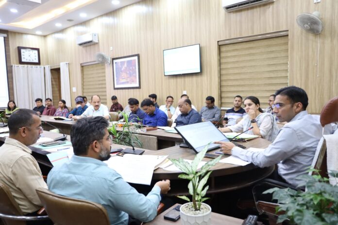 कोई व्यथित, आकुल, परेशान जनमन ही होगा हेल्पलाईन की ओर रूख करने वाला, संवेदनसीलता रखें हम सब लोगः डीएम