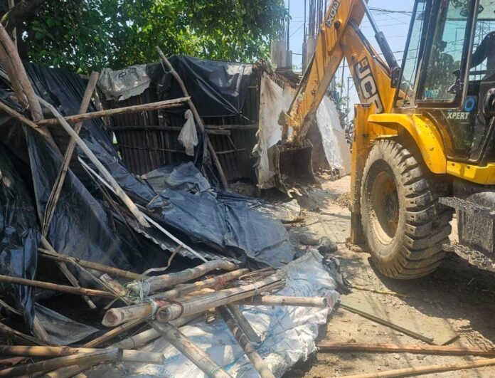 एमडीडीए एक्शन मोड पर अतिक्रमण करने वालों पर चला एमडीडीए का बुलडोजर
