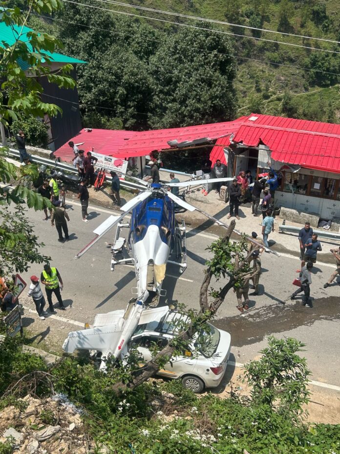 क्रिस्टल कम्पनी का हेलीकॉप्टर में तकनीक खराबी के चलते केदारनाथ राष्ट्रीय राजमार्ग पर बडासू के पास की एमरजेंसी लैंडिंग