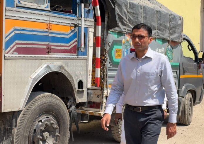 कोई विक्रेता, व्यापारी, कर्मचारी वर्ग इतने बाहुबल नहीं; कि जनमन को उनके हक से रख सके वंचित: डीएम