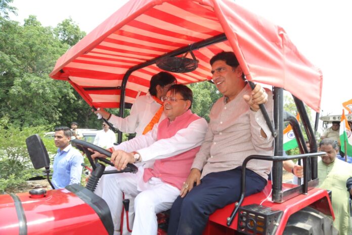 ट्रैक्टर की स्टेयरिंग पर सीएम धामी: जनता से जुड़कर ही होता है सच्चा नेतृत्व