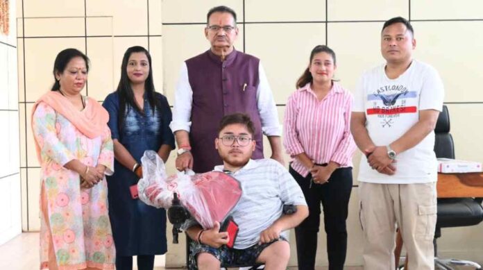 कैबिनेट मंत्री गणेश जोशी ने दिव्यांग युवक को प्रदान की इलेक्ट्रॉनिक व्हीलचेयर