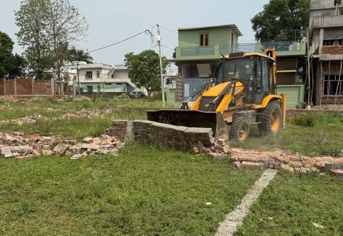 फिर चला एमडीडीए का बुलडोजर 07 बीघा में की जा रही अवैध प्लॉटिंग को किया ध्वस्त
