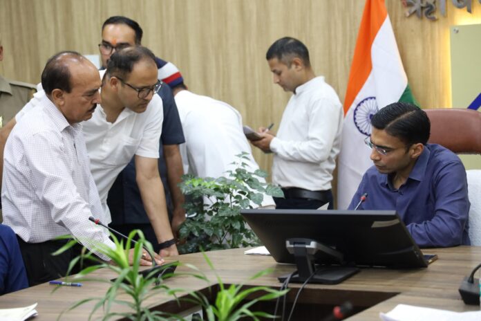 मुख्यमंत्री के पगचिन्ह पर डीएम जनदर्शन, जन का बढता अटूट विश्वास