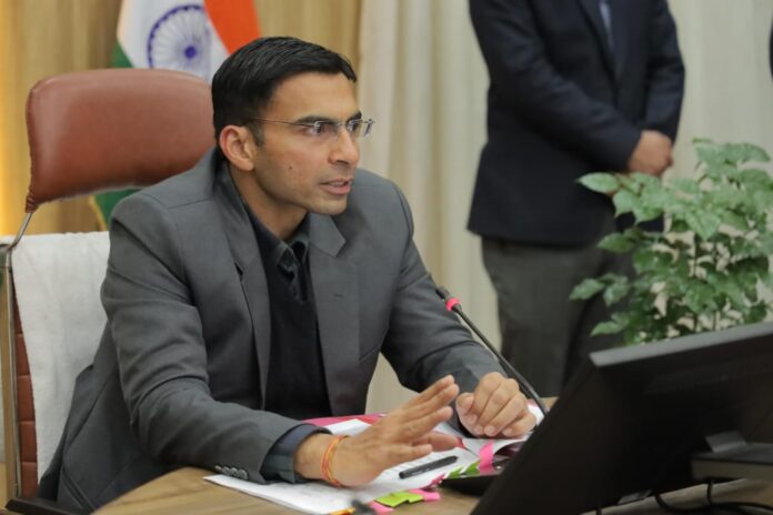 डीएम ने बाहर निकाली नई राशन की दुकानों धूल लगी फाईल