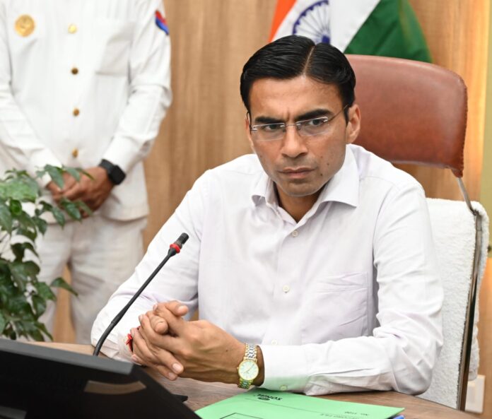 डीएम की दो टूक, पेयजल समस्या का डे-टू-डे ही हो समाधान