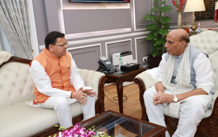 मुख्यमंत्री पुष्कर सिंह धामी ने नई दिल्ली में केंद्रीय रक्षा मंत्री राजनाथ सिंह से भेंट कर राज्य से जुड़े महत्वपूर्ण विषयों पर चर्चा की