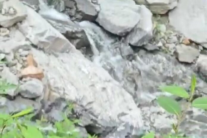 केदारनाथ पैदल मार्ग पर जंगलचट्टी के पास पहाड़ी से गिरे विशाल बोल्डर 4 श्रद्धालु दबे, 2 की मौके पर मौत, 2 घायल