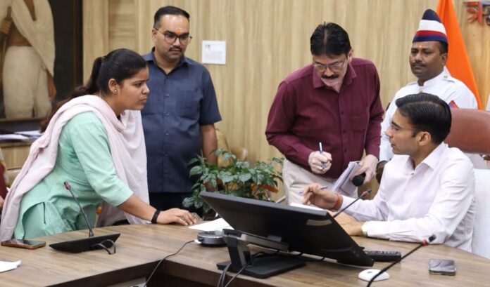 डीएम के आक्रमक रवैया देख विधवा फरियादी की चौखट पर ही जाकर निजी बैंक डीसीबी ने लौटाये सम्पति के कागज, दिया नो ड्यूज सर्टीफिकेट, शून्य किया ऋण