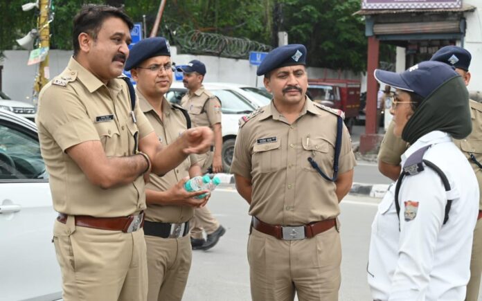 वी0वी0आई0पी0 भ्रमण के उपरांत यातायात व्यवस्था का जायजा लेने कप्तान स्वयं उतरे सडको पर