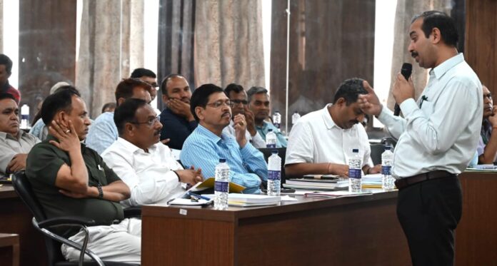 त्रिस्तरीय पंचायत चुनाव को लेकर आरओ एआरओ को दिया पहला प्रशिक्षण